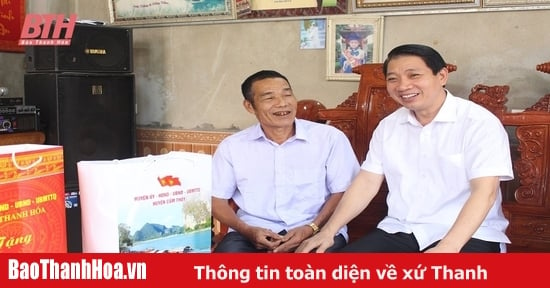 El vicepresidente del Comité Popular Provincial, Le Duc Giang, visitó y entregó obsequios a los soldados de Dien Bien en Cam Thuy y Nhu Xuan