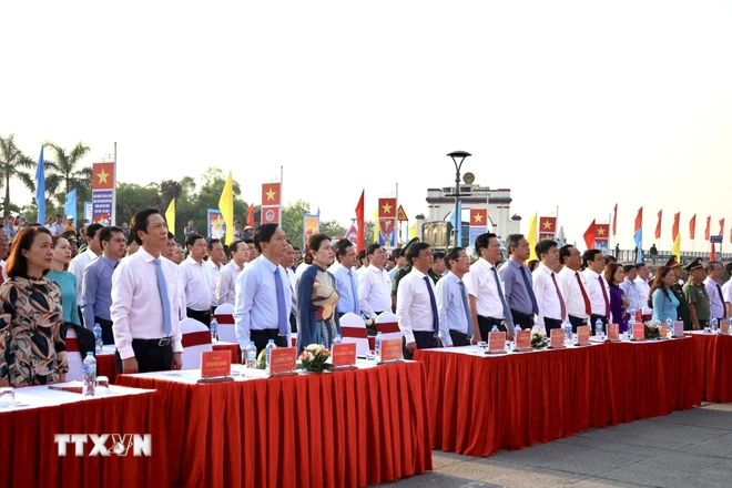 Quảng Trị: Lễ Thượng cờ “Thống nhất non sông” tại Đôi bờ Hiền Lương-Bến Hải