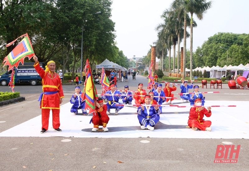 Độc đáo trò chạy chữ “Thiên - Hạ - Thái - Bình”