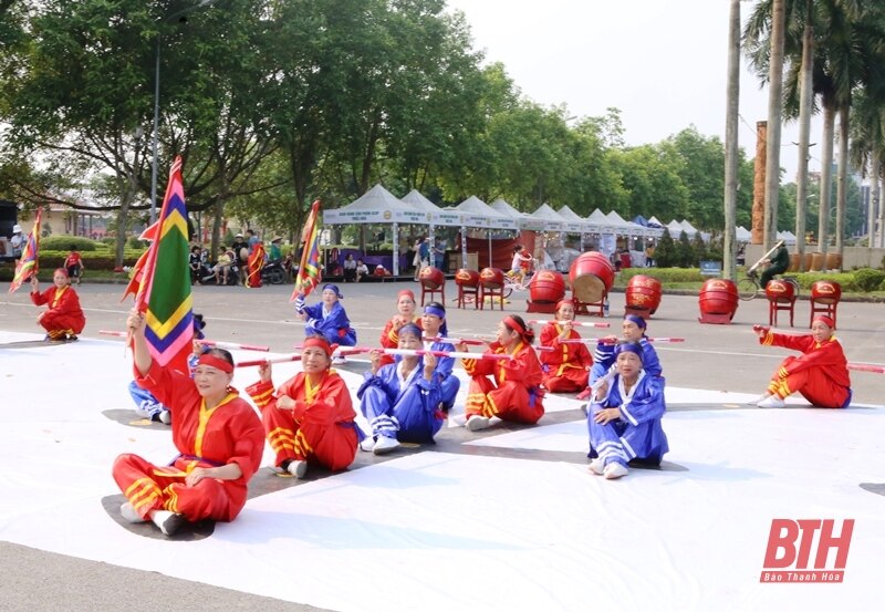 Độc đáo trò chạy chữ “Thiên - Hạ - Thái - Bình”