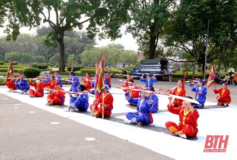 Độc đáo trò chạy chữ “Thiên - Hạ - Thái - Bình”