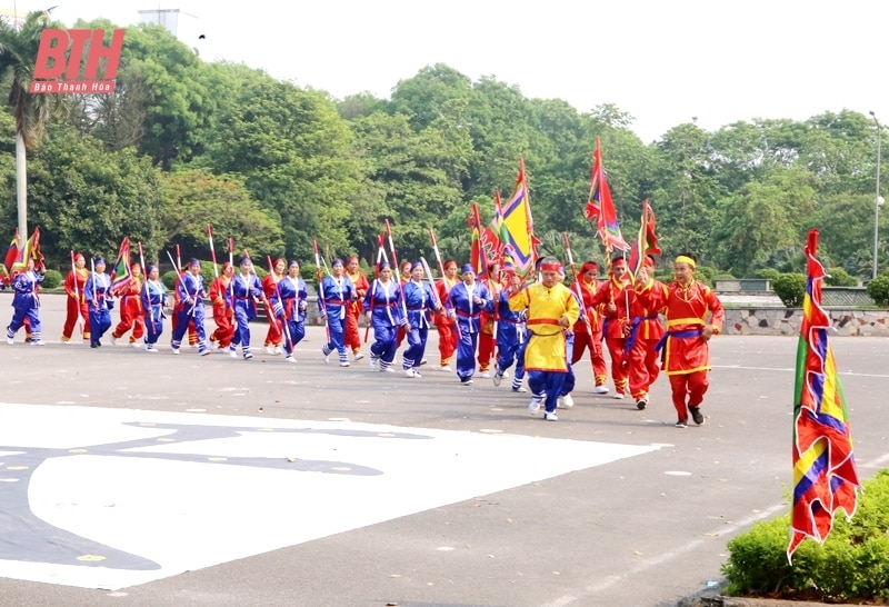 Độc đáo trò chạy chữ “Thiên - Hạ - Thái - Bình”