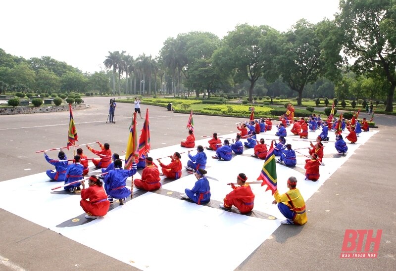 Độc đáo trò chạy chữ “Thiên - Hạ - Thái - Bình”