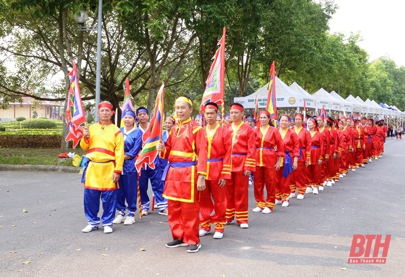 Độc đáo trò chạy chữ “Thiên - Hạ - Thái - Bình”