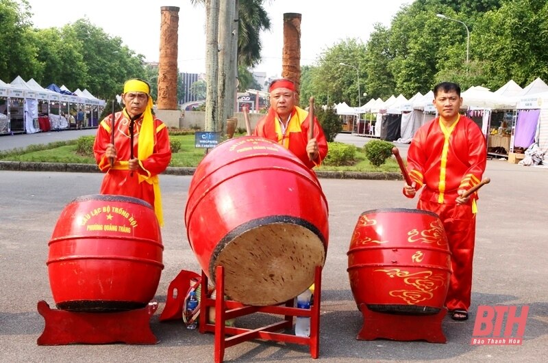 Độc đáo trò chạy chữ “Thiên - Hạ - Thái - Bình”