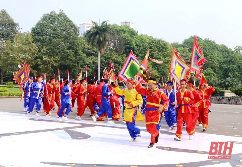 Độc đáo trò chạy chữ “Thiên - Hạ - Thái - Bình”