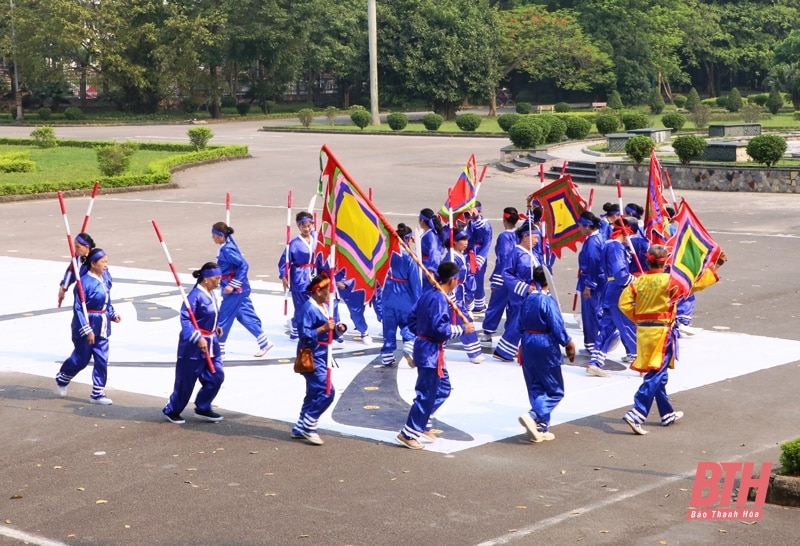 Độc đáo trò chạy chữ “Thiên - Hạ - Thái - Bình”