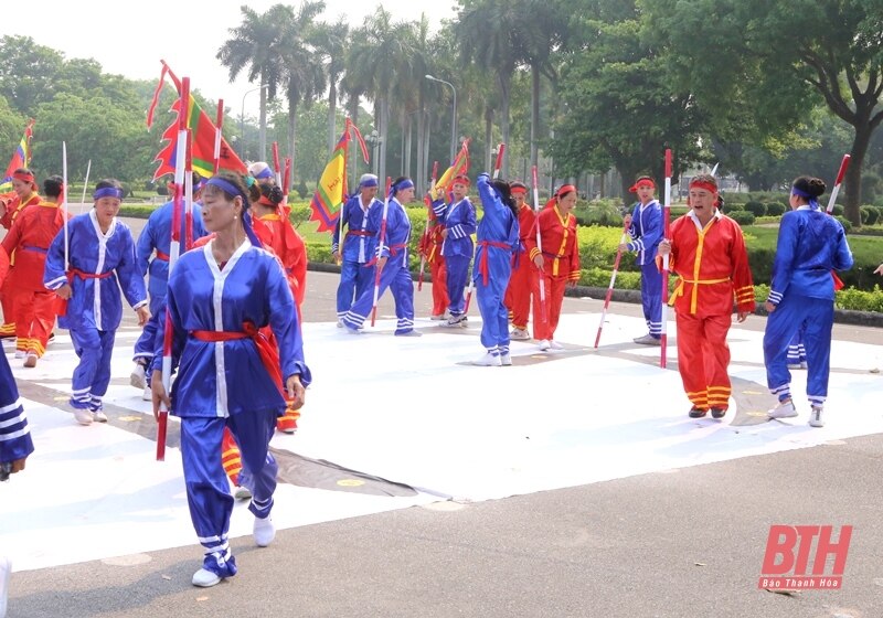 Độc đáo trò chạy chữ “Thiên - Hạ - Thái - Bình”