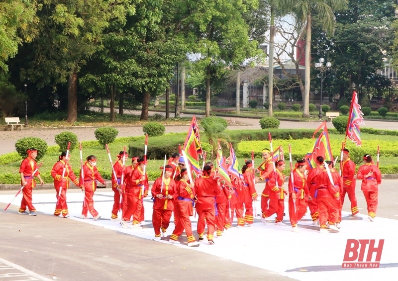 Độc đáo trò chạy chữ “Thiên - Hạ - Thái - Bình”