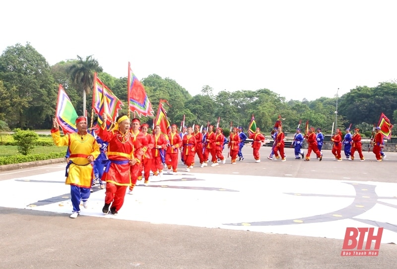 Độc đáo trò chạy chữ “Thiên - Hạ - Thái - Bình”