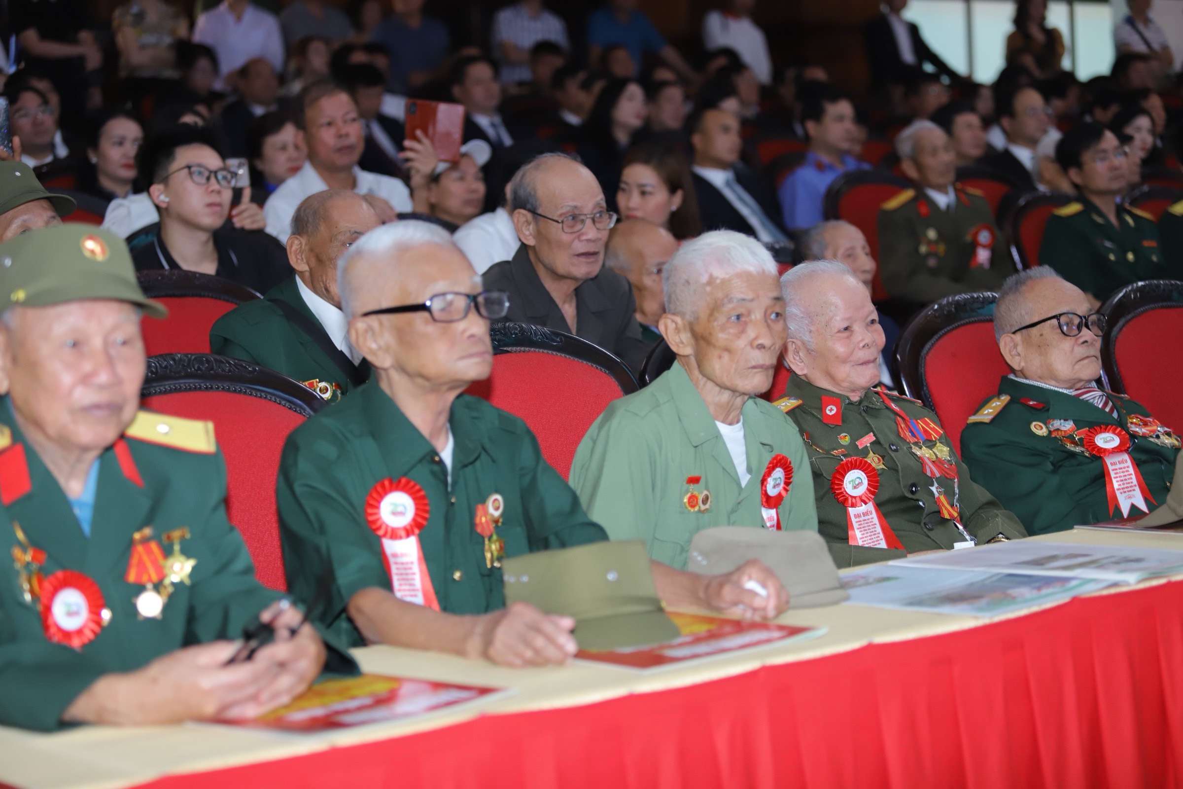 [Cập nhật] - Người lính già đầu bạc, kể mãi chuyện Điện Biên...