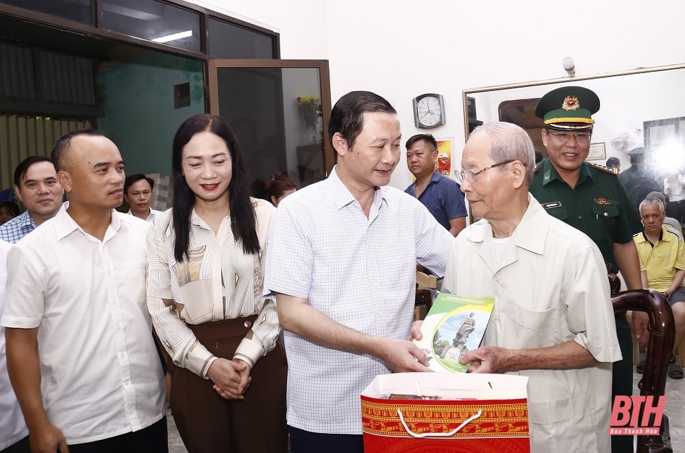 Der Vorsitzende des Volkskomitees der Provinz, Do Minh Tuan, besuchte die Soldaten von Dien Bien in der Stadt Sam Son und überreichte ihnen Geschenke.