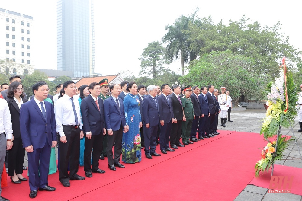 Đoàn đại biểu Ủy ban Trung ương MTTQ Việt Nam và tỉnh Thanh Hóa dâng hoa, dâng hương Chủ tịch Hồ Chí Minh và các Anh hùng liệt sĩ