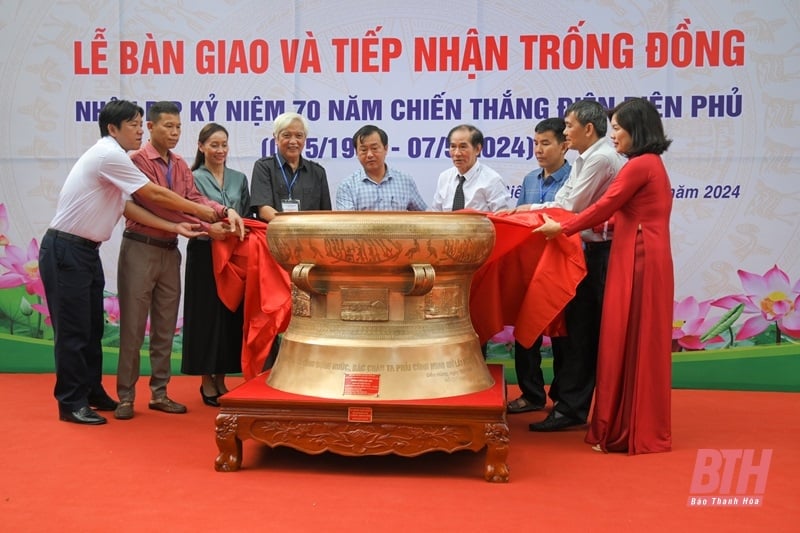 La Asociación de Patrimonio Cultural y Antigüedades de Thanh Hoa presenta un tambor de bronce a la provincia de Dien Bien