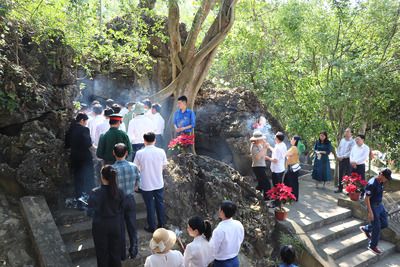 Khúc tráng ca hang Co Phương