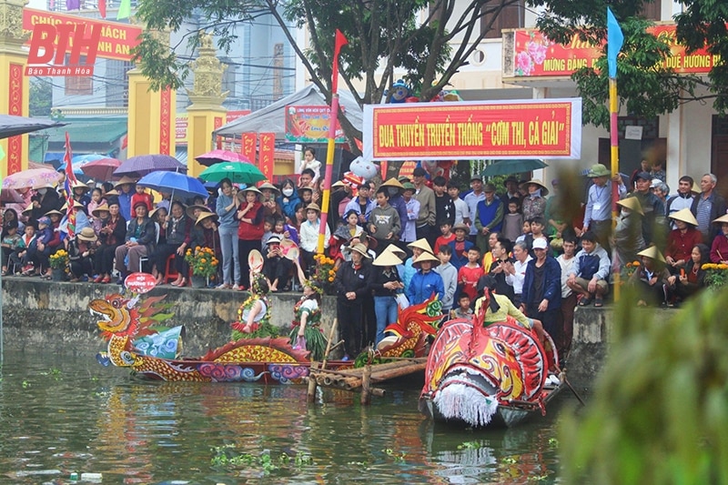 La beauté des fêtes de village à Hoang Hoa