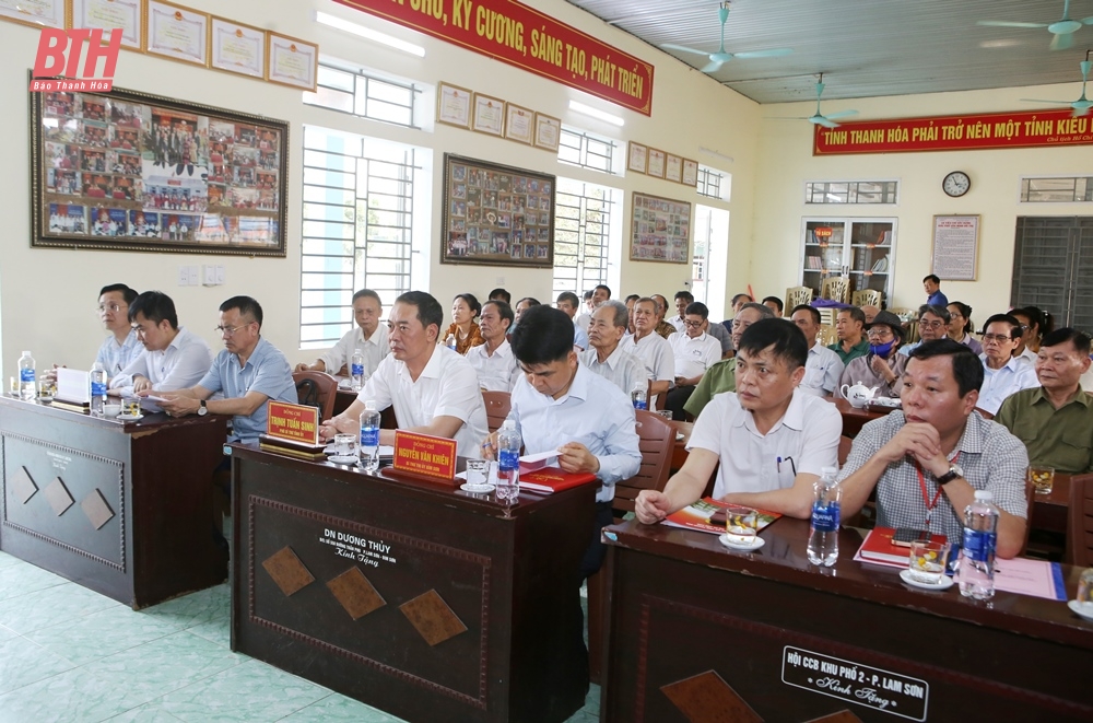 Deputy Secretary of the Provincial Party Committee Trinh Tuan Sinh attended the meeting with the Party Cell of Ward 2.