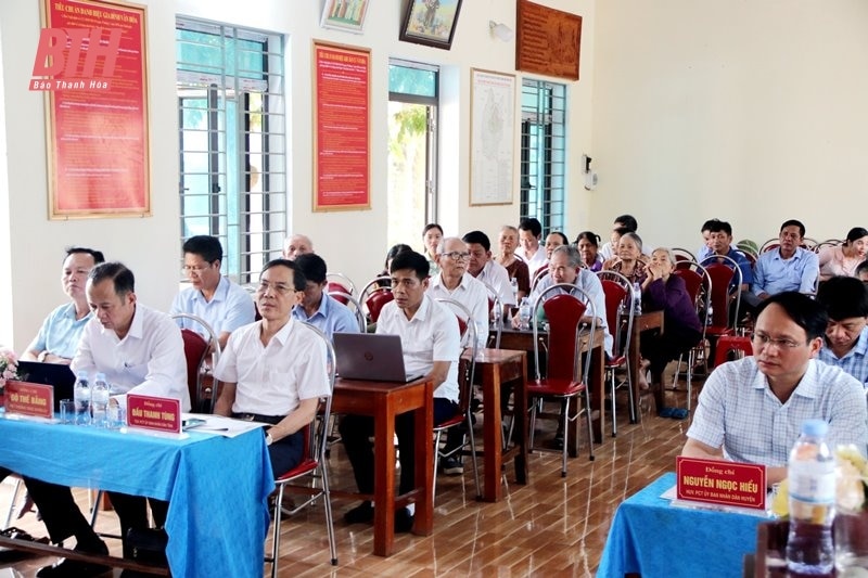 Le vice-président du Comité populaire provincial, Dau Thanh Tung, a assisté à la réunion de la cellule de base du parti.