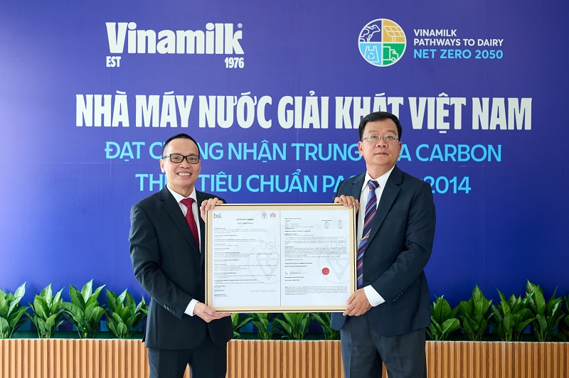 After 1 year of announcing the Net Zero 2050 plan, Vinamilk has 3 units achieving international certification for carbon neutrality.