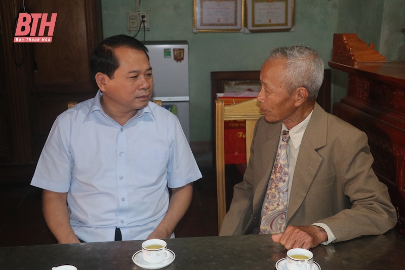 Le chef du comité d'organisation du comité provincial du Parti, Nguyen Van Hung, a visité et offert des cadeaux aux bénéficiaires de la politique dans le district de Thieu Hoa.