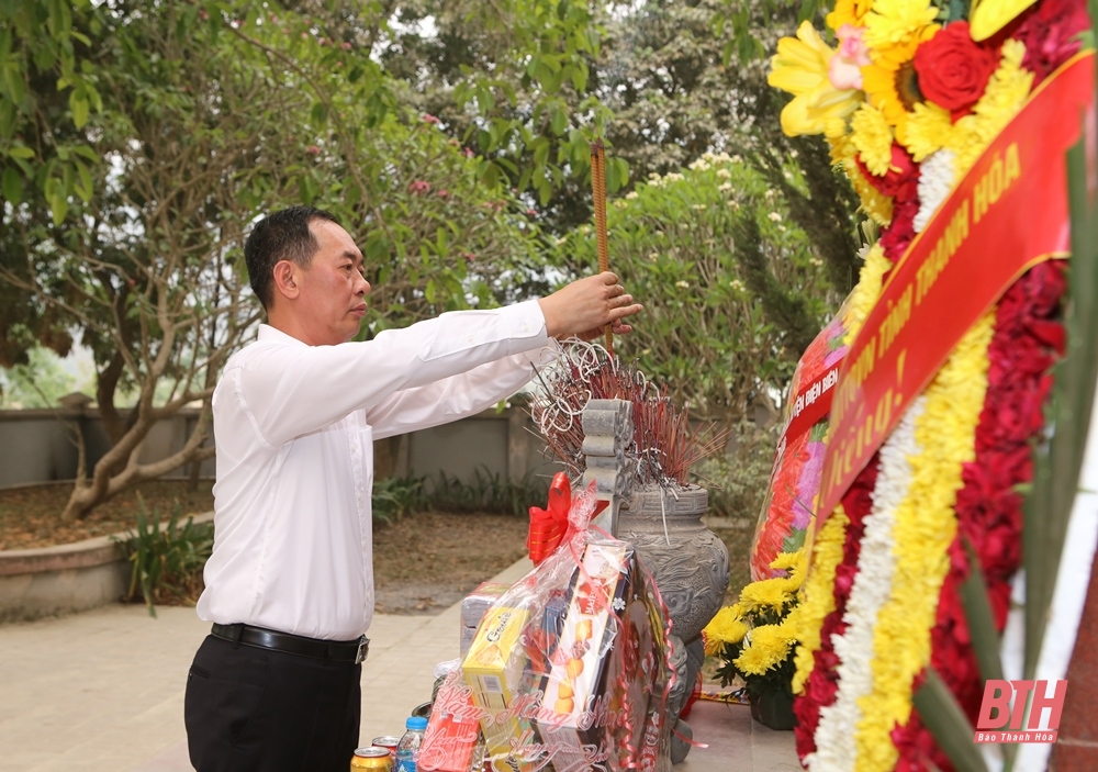 Phó Bí thư Tỉnh ủy Trịnh Tuấn Sinh viếng các nghĩa trang liệt sĩ trên địa bàn tỉnh Điện Biên