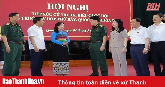 Le général Luong Cuong et les députés de l'Assemblée nationale de la province de Thanh Hoa ont rencontré les électeurs du district de Quan Son.