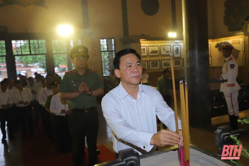 Le général To Lam, ministre de la Sécurité publique, a offert de l'encens pour commémorer le président Ho Chi Minh ; Visitez et offrez des cadeaux aux familles ayant rendu des services méritoires dans la ville de Thanh Hoa