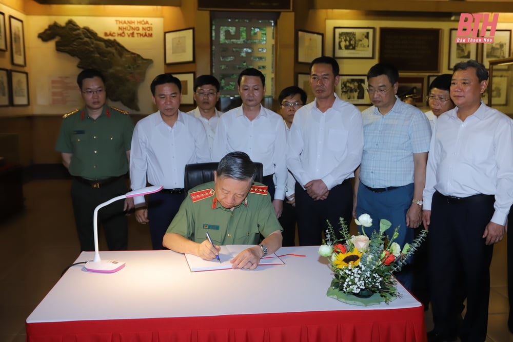 Le général To Lam, ministre de la Sécurité publique, a offert de l'encens pour commémorer le président Ho Chi Minh ; Visitez et offrez des cadeaux aux familles ayant rendu des services méritoires dans la ville de Thanh Hoa