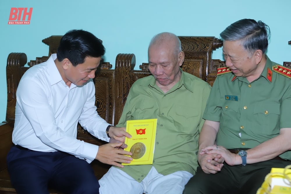 Le général To Lam, ministre de la Sécurité publique, a offert de l'encens pour commémorer le président Ho Chi Minh ; Visitez et offrez des cadeaux aux familles ayant rendu des services méritoires dans la ville de Thanh Hoa