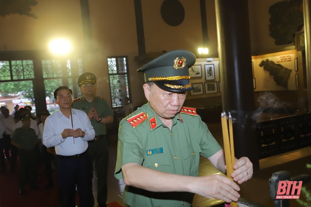 Le général To Lam, ministre de la Sécurité publique, a offert de l'encens pour commémorer le président Ho Chi Minh ; Visitez et offrez des cadeaux aux familles ayant rendu des services méritoires dans la ville de Thanh Hoa