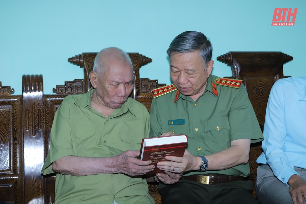 Le général To Lam, ministre de la Sécurité publique, a offert de l'encens pour commémorer le président Ho Chi Minh ; Visitez et offrez des cadeaux aux familles ayant rendu des services méritoires dans la ville de Thanh Hoa