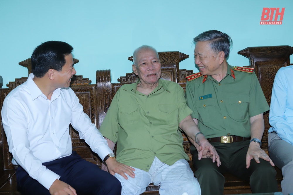 Le général To Lam, ministre de la Sécurité publique, a offert de l'encens pour commémorer le président Ho Chi Minh ; Visitez et offrez des cadeaux aux familles ayant rendu des services méritoires dans la ville de Thanh Hoa