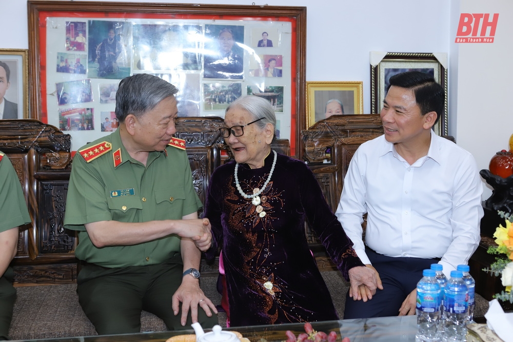 Le général To Lam, ministre de la Sécurité publique, a offert de l'encens pour commémorer le président Ho Chi Minh ; Visitez et offrez des cadeaux aux familles ayant rendu des services méritoires dans la ville de Thanh Hoa