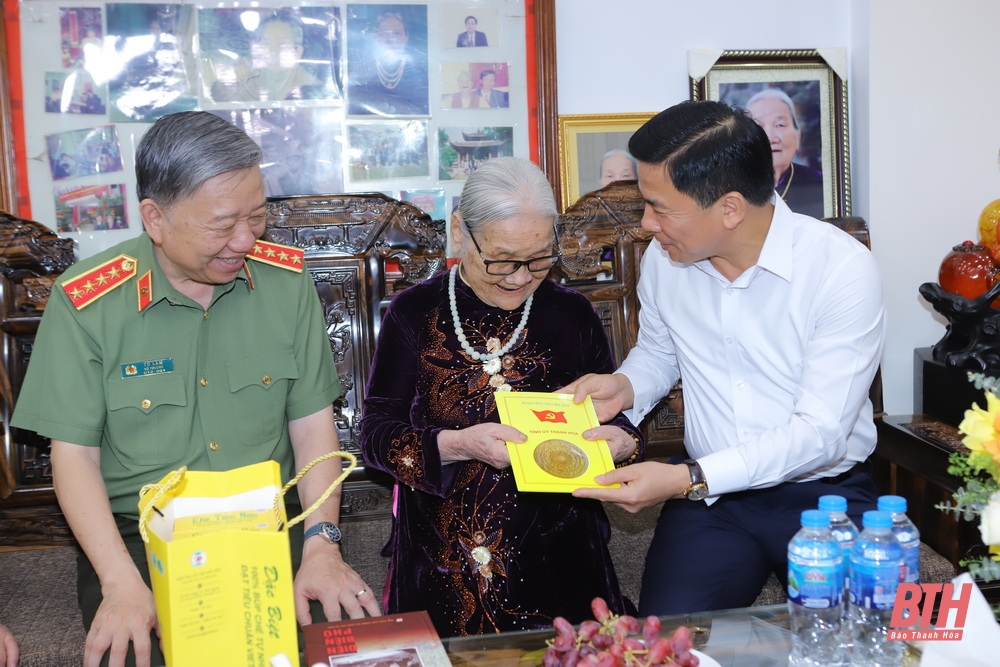 Le général To Lam, ministre de la Sécurité publique, a offert de l'encens pour commémorer le président Ho Chi Minh ; Visitez et offrez des cadeaux aux familles ayant rendu des services méritoires dans la ville de Thanh Hoa