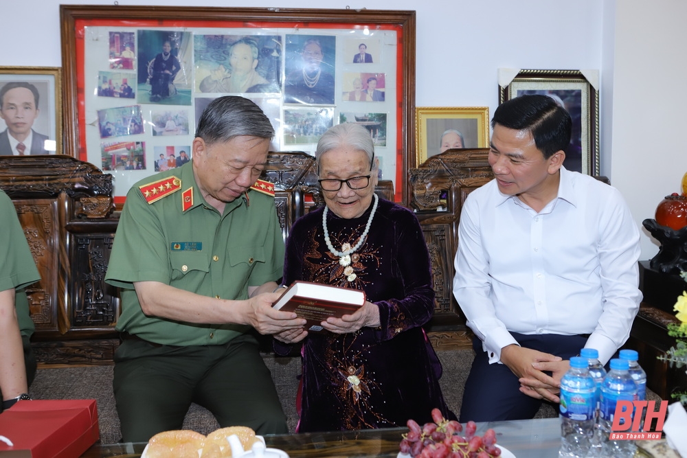 Le général To Lam, ministre de la Sécurité publique, a offert de l'encens pour commémorer le président Ho Chi Minh ; Visitez et offrez des cadeaux aux familles ayant rendu des services méritoires dans la ville de Thanh Hoa