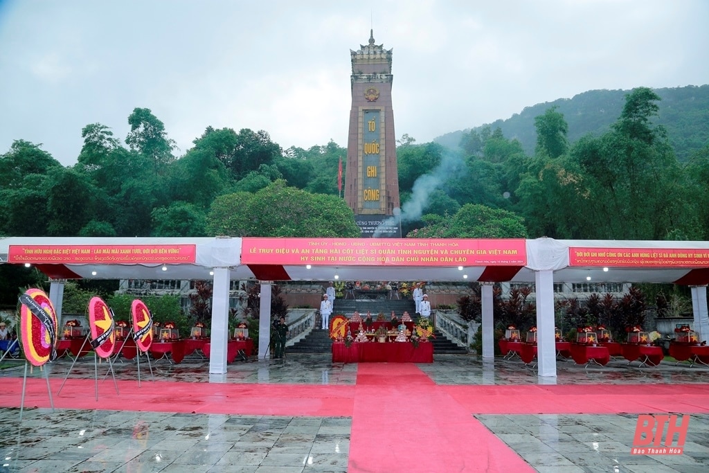 Ceremonia conmemorativa y de entierro de los mártires de los soldados voluntarios y expertos vietnamitas