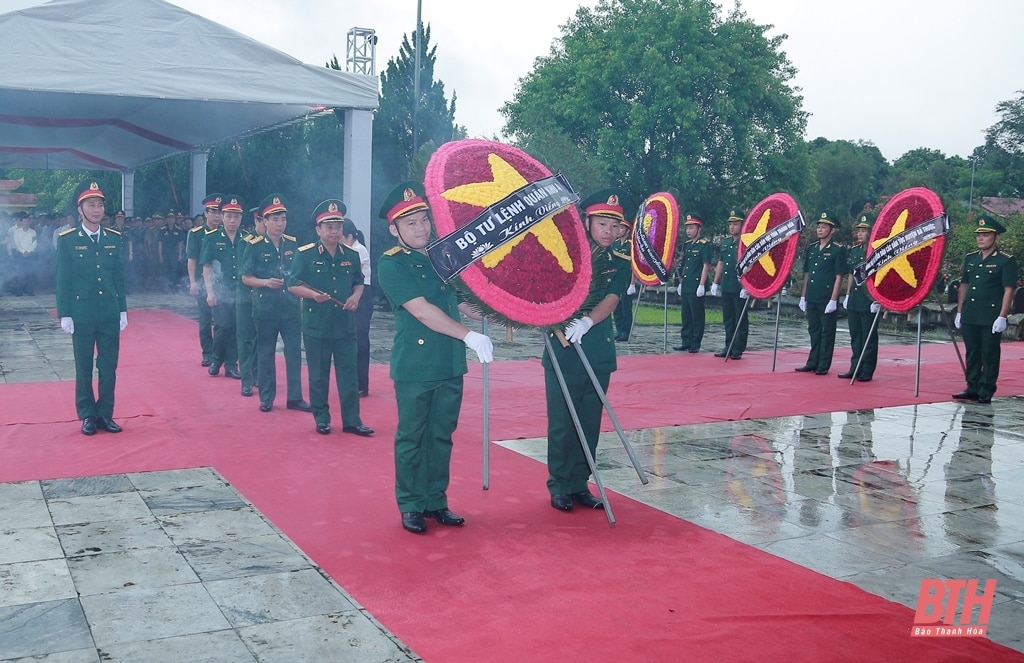 Ceremonia conmemorativa y de entierro de los mártires de los soldados voluntarios y expertos vietnamitas