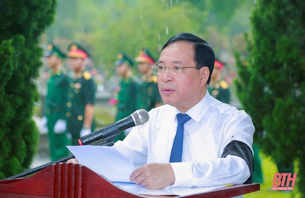 Ceremonia conmemorativa y de entierro de los mártires de los soldados voluntarios y expertos vietnamitas