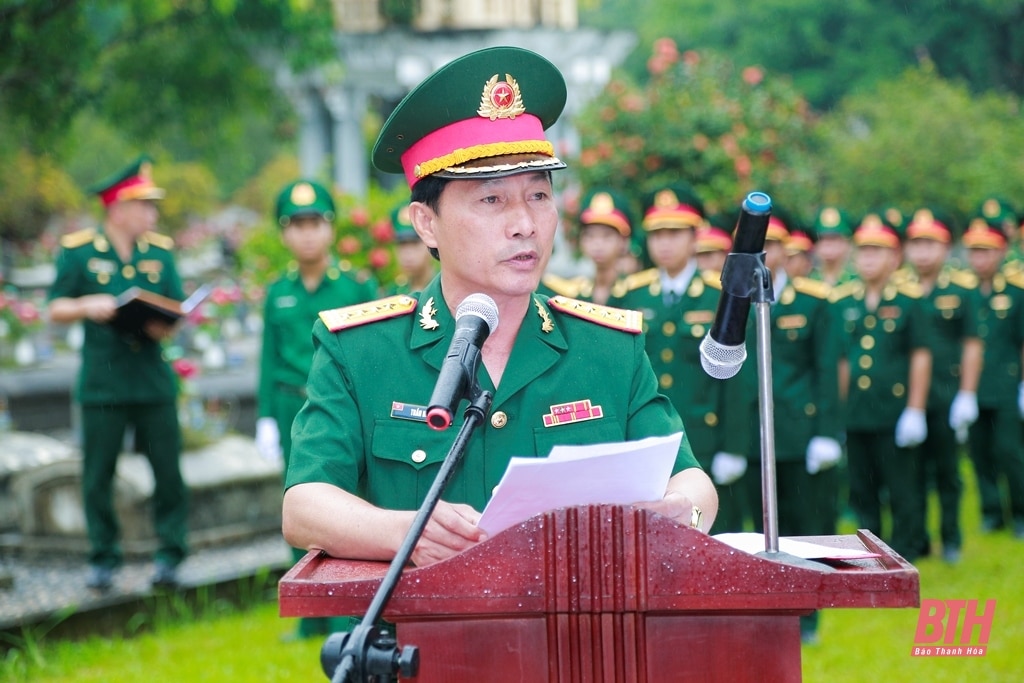 Ceremonia conmemorativa y de entierro de los mártires de los soldados voluntarios y expertos vietnamitas