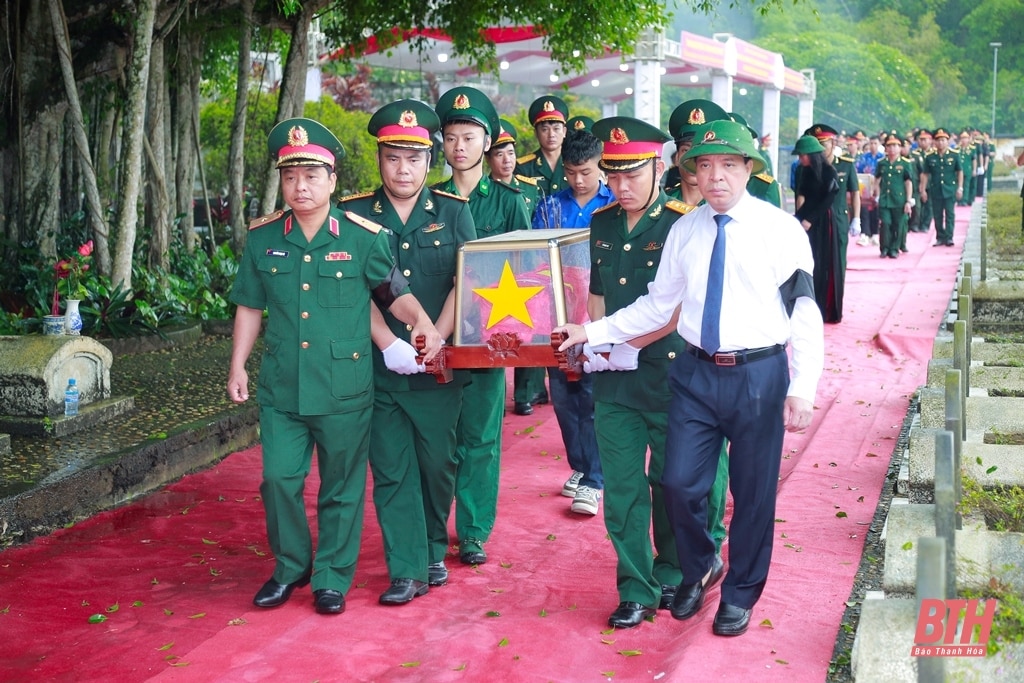 Ceremonia conmemorativa y de entierro de los mártires de los soldados voluntarios y expertos vietnamitas