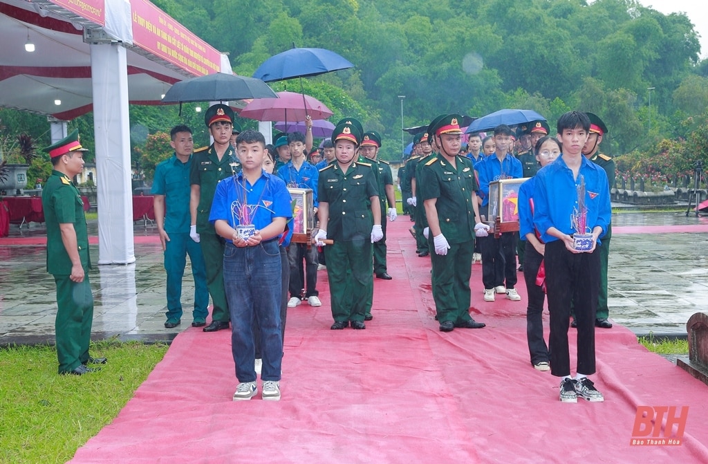 Ceremonia conmemorativa y de entierro de los mártires de los soldados voluntarios y expertos vietnamitas