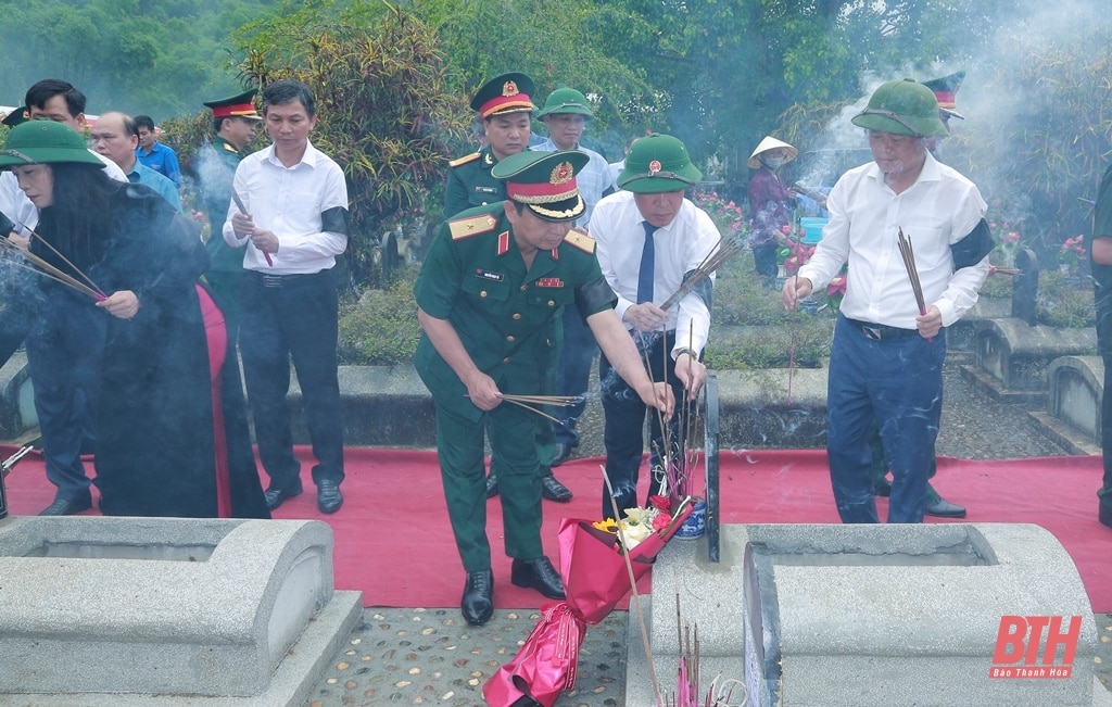 Ceremonia conmemorativa y de entierro de los mártires de los soldados voluntarios y expertos vietnamitas