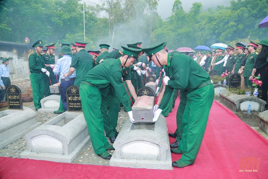 Ceremonia conmemorativa y de entierro de los mártires de los soldados voluntarios y expertos vietnamitas