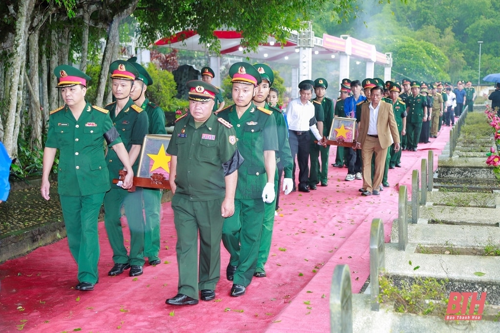 Ceremonia conmemorativa y de entierro de los mártires de los soldados voluntarios y expertos vietnamitas