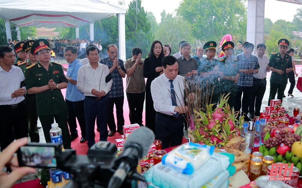 Ceremonia conmemorativa y de entierro de los mártires de los soldados voluntarios y expertos vietnamitas