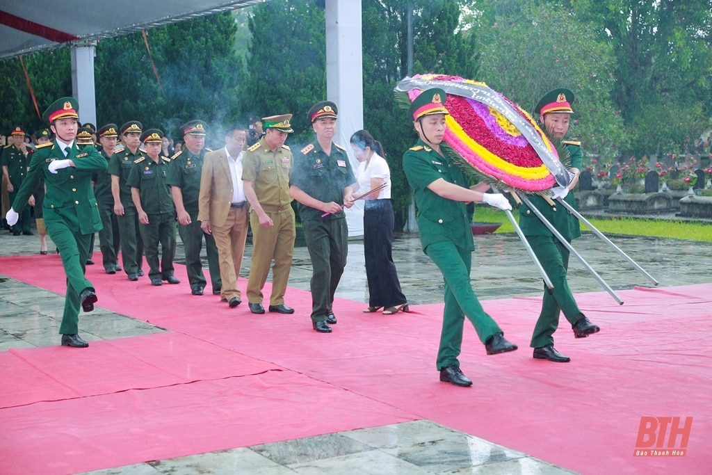 Ceremonia conmemorativa y de entierro de los mártires de los soldados voluntarios y expertos vietnamitas