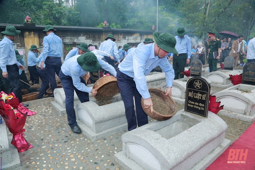 Ceremonia conmemorativa y de entierro de los mártires de los soldados voluntarios y expertos vietnamitas