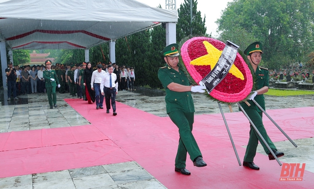 Ceremonia conmemorativa y de entierro de los mártires de los soldados voluntarios y expertos vietnamitas