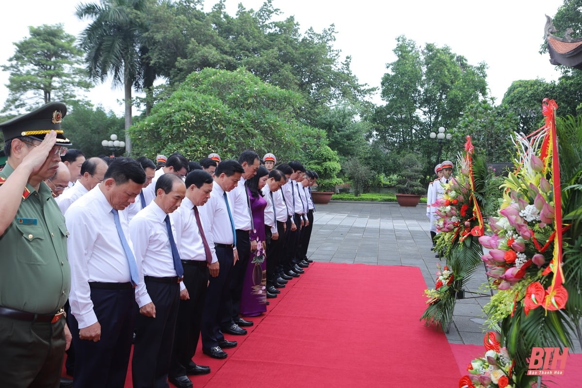 Đoàn đại biểu Tỉnh ủy, HĐND, UBND, Ủy ban MTTQ tỉnh dâng hoa, dâng hương tưởng niệm Chủ tịch Hồ Chí Minh