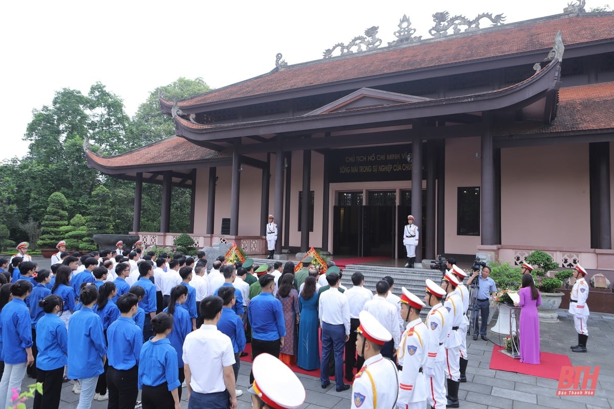 Đoàn đại biểu Tỉnh ủy, HĐND, UBND, Ủy ban MTTQ tỉnh dâng hoa, dâng hương tưởng niệm Chủ tịch Hồ Chí Minh